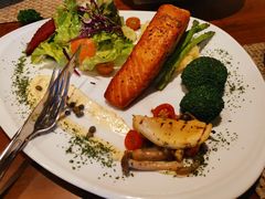 香煎三文鱼-Chom Cafe and Restaurant