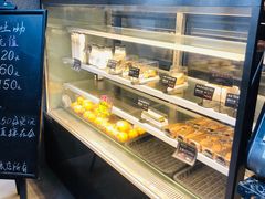 面包甜点陈列柜-啊噗吐呦现场烘焙(麦凯乐店)