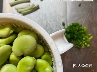 这一口春天特有的美味“葱油蚕豆”