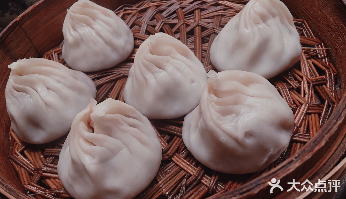 环境： 里面很大 想吃无锡小笼包好久啦 和朋友一起点