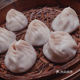 环境： 里面很大 想吃无锡小笼包好久啦 和朋友一起点