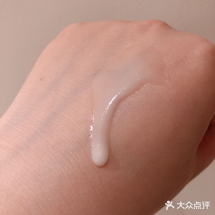 灯光下细看好像有微微的细闪