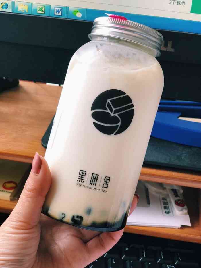 黑研舍(徐泾盈港东路店)-"朋友推荐来的～ 喝了黑金醇奶盖和浅香普洱.
