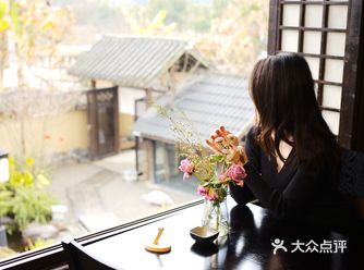 一个绵绵细雨的中午，静谧的院子和一只两岁的小猫