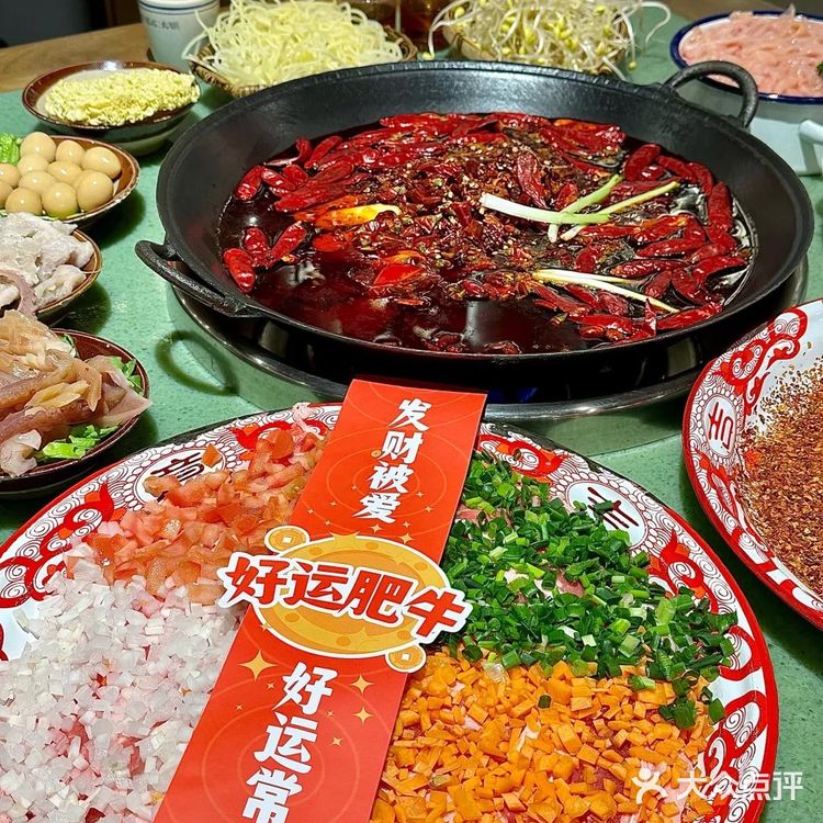 重庆人吃火锅已经！炫一大盆辣椒了