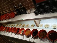 调料台-三人行骨头王火锅(长寿店)