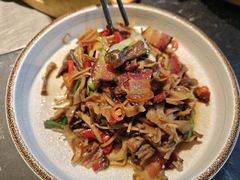 烟熏腊肉炒鹿茸菇-云海肴云南菜·蒸汽石锅鱼(青岛万象城店)