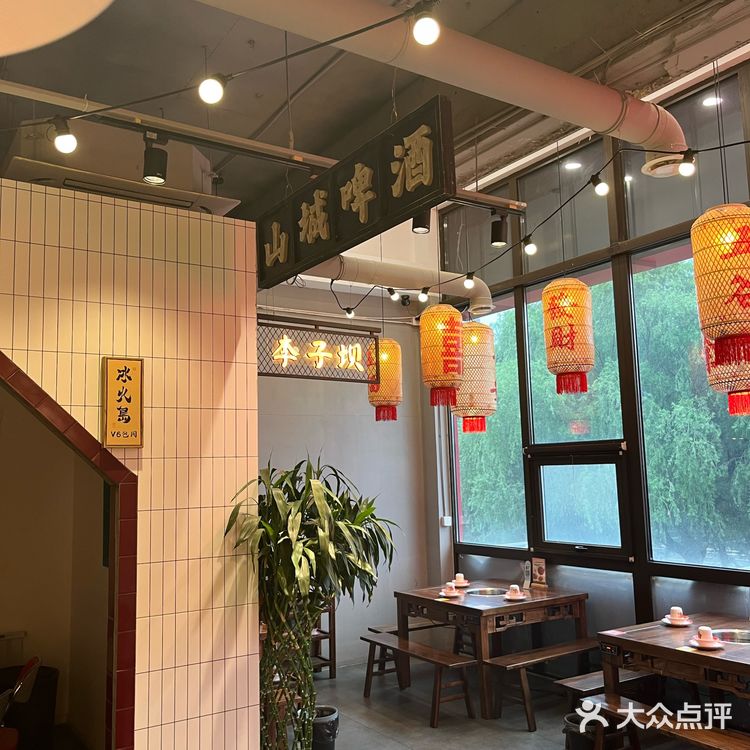 服务员统一身着民国时期的学生装，贴心地为顾客提供小发圈