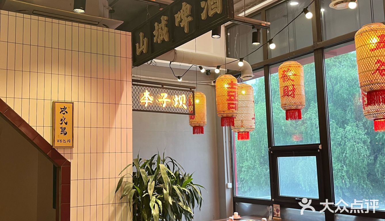 服务员统一身着民国时期的学生装，贴心地为顾客提供小发圈