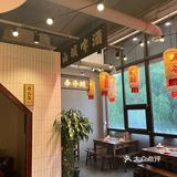 服务员统一身着民国时期的学生装，贴心地为顾客提供小发圈