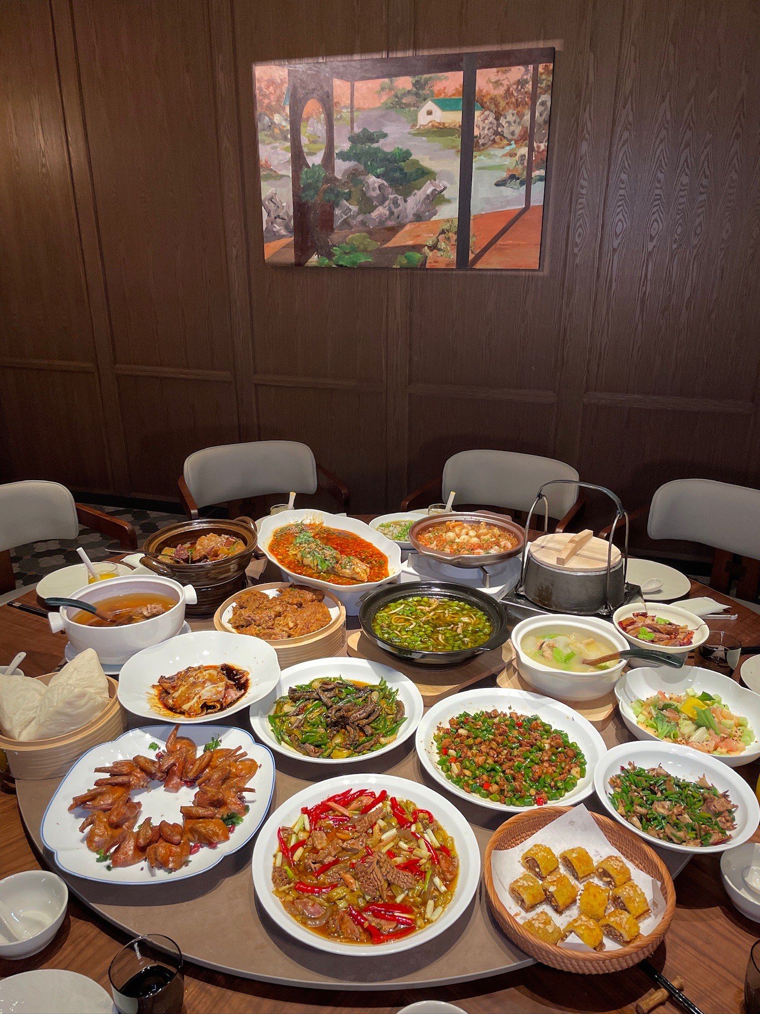 院子的布景吸引,结合《蜀川胜概图》的设计灵感,还有变脸表演,吃饭也