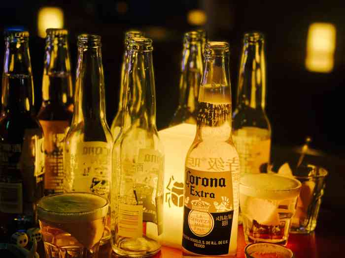 门口排列这一排西门子滚筒洗衣机里面还透着光没里面竟然是一家酒吧到