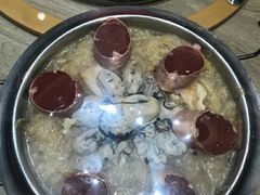 海蛎子酸菜锅-小船渔村•大连菜•大连焖鱼(黄河路店)