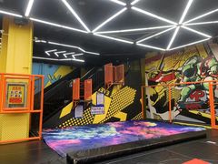-爱蹦iBOON蹦床运动馆(江汉店)