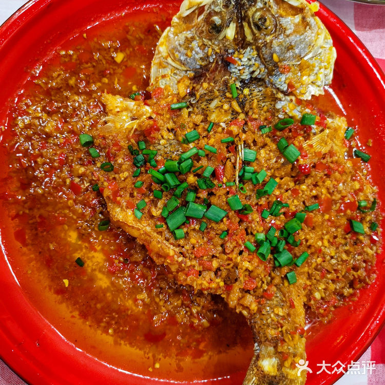 很容易脱骨吸入口中。油浸鱼的鱼肉也很鲜嫩,好吃爱吃