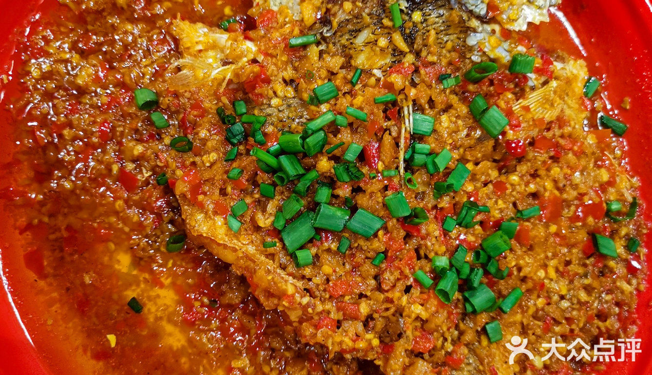 很容易脱骨吸入口中。油浸鱼的鱼肉也很鲜嫩，好吃爱吃