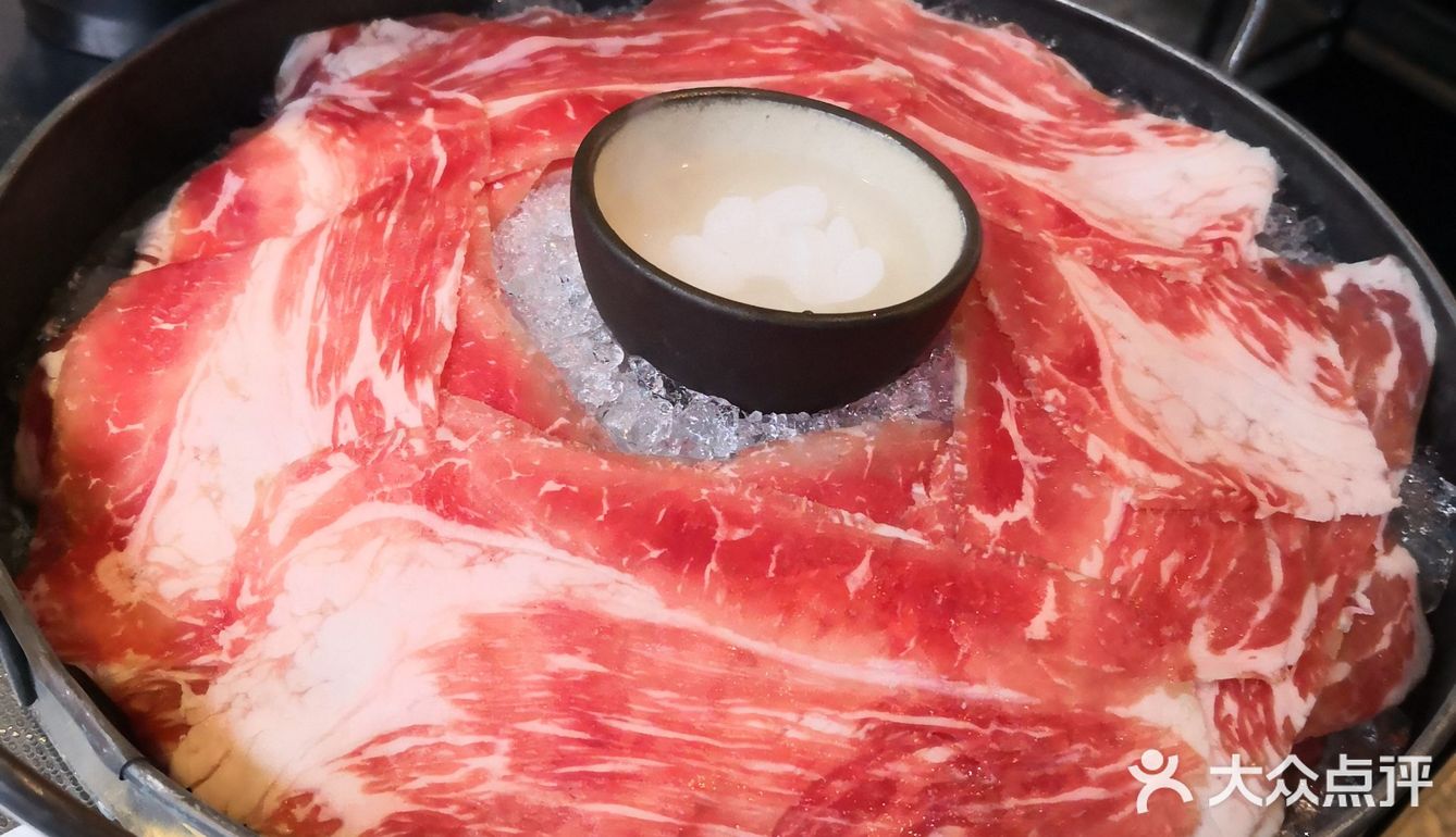 半只鸡，一份肉，两个小菜，两个人吃正好