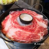 半只鸡，一份肉，两个小菜，两个人吃正好