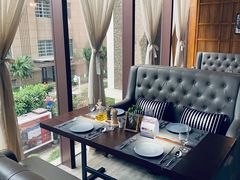 靠窗位-卡普里披萨·牛扒·下午茶