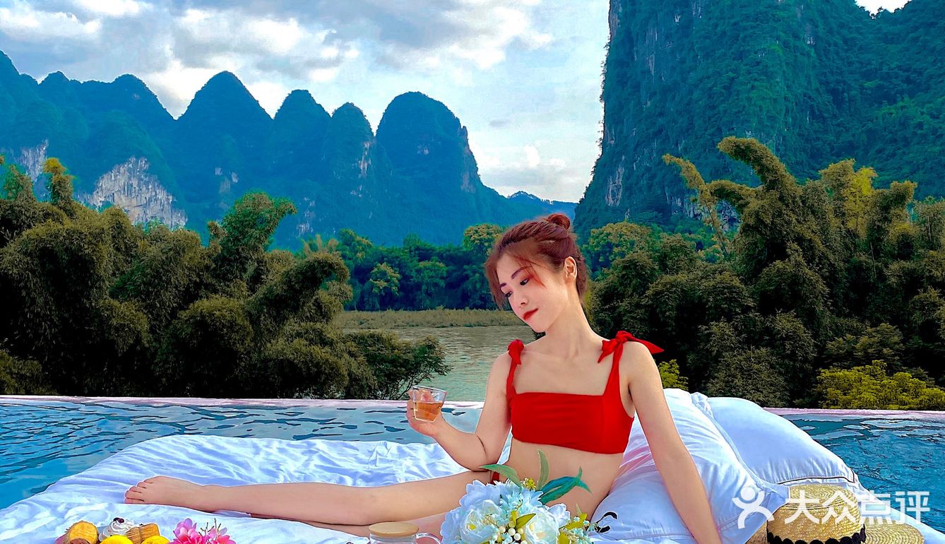 边看山景边泡澡太舒服啦！
