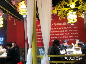 看了网友推荐点了9个菜，服务人员有建议点7或8个菜