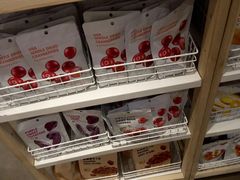 -名创优品(北京新中关购物中心地铁层店)