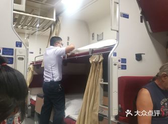 床跟宿舍床差不多。工作人员会给你铺床