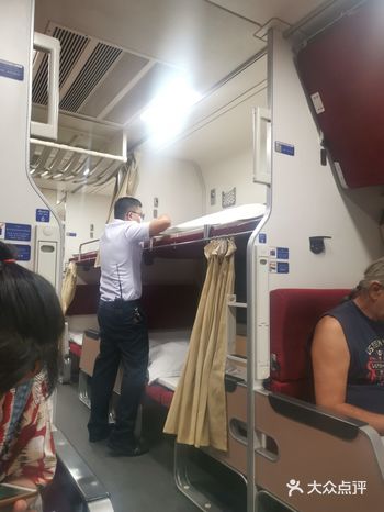 床跟宿舍床差不多。工作人员会给你铺床