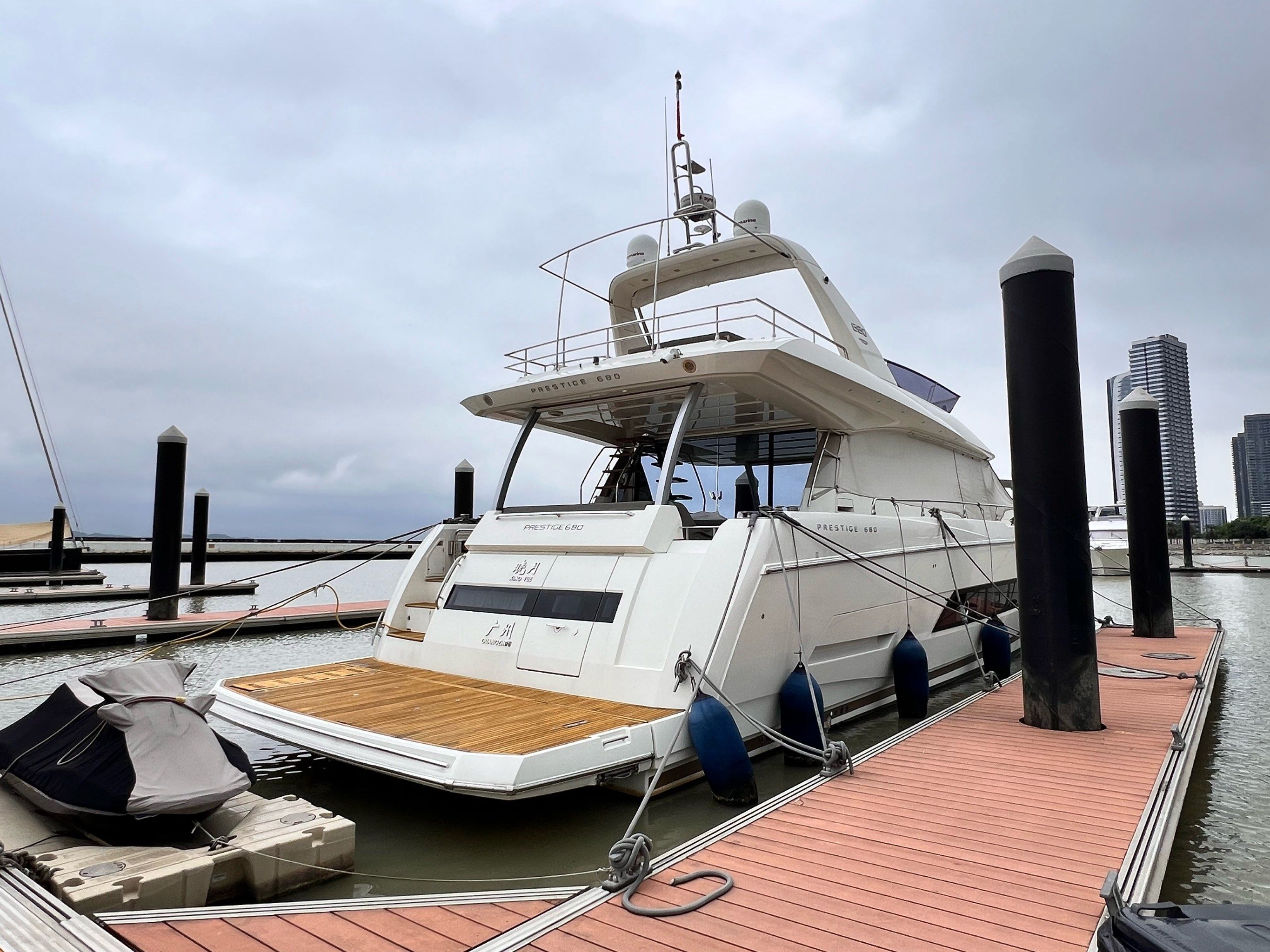 海浪轻摇,我在船上