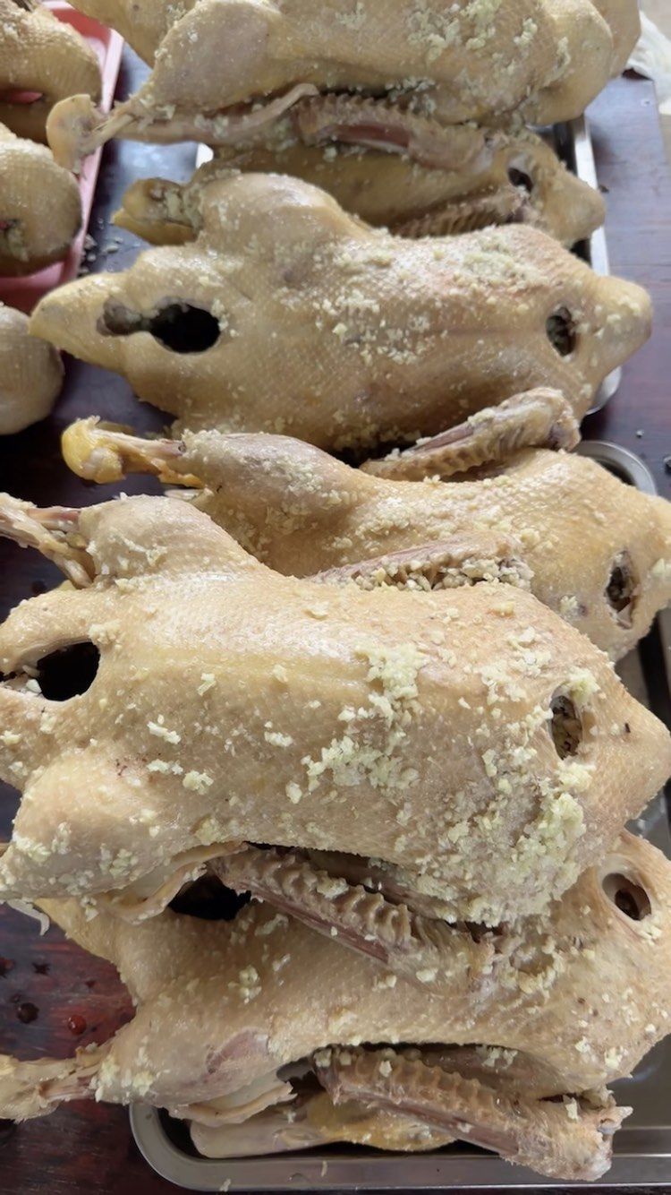 漳浦正宗石榴填鸭两个口味 一个是蒜蓉填鸭,一个是盐鸭