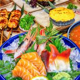 换装拍照+吃饭👘店里都是🫣摇曳的樱花美眉