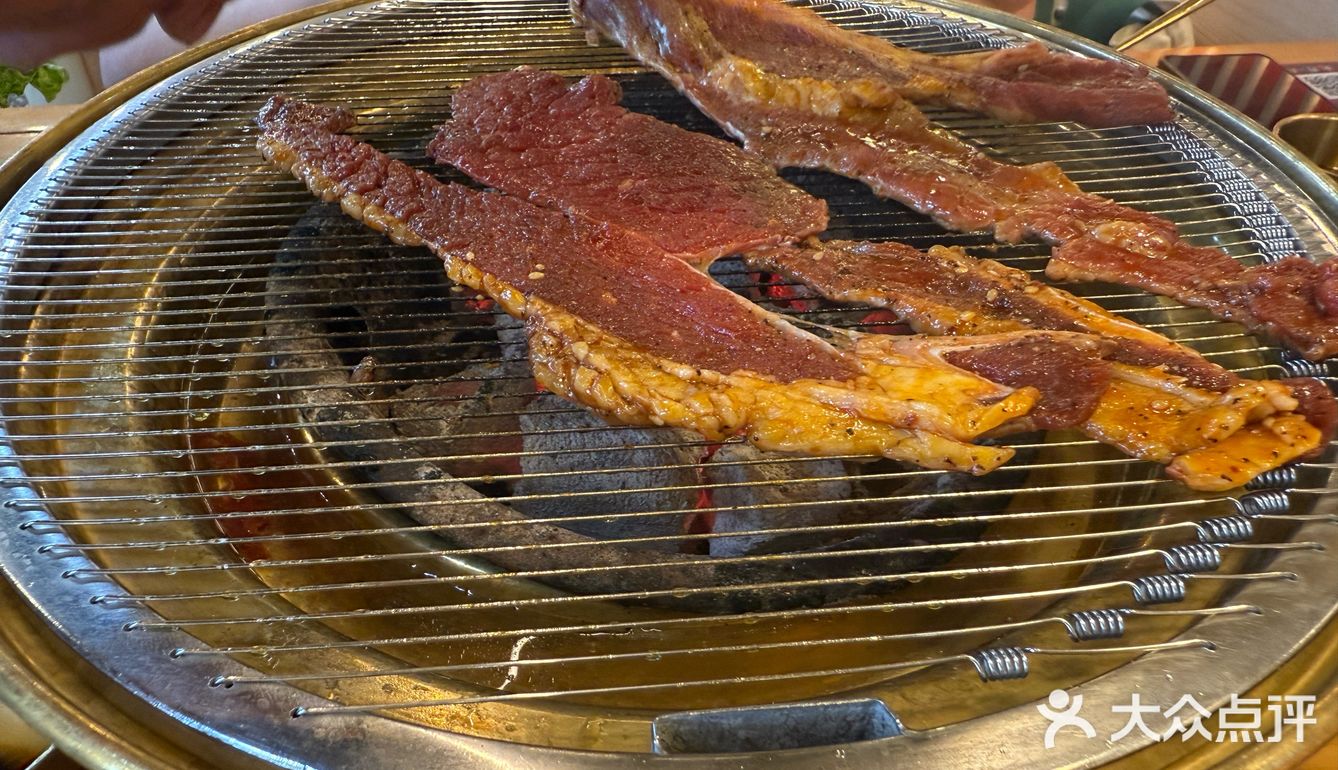 大咬烤肉满足感-闻老头菊花碳烤肉