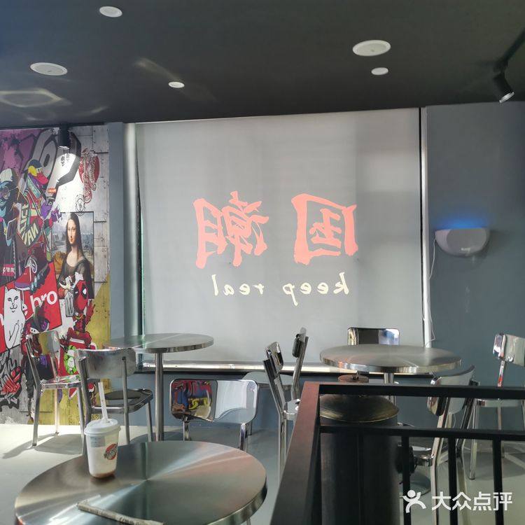 里面水果也很多，百香果，菠萝，西瓜，橙子，哈密瓜…
