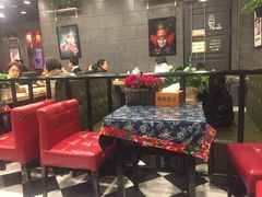 卡座-愉肴麻辣香锅(中山路店)