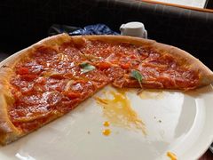 意大利腊肠比萨配腌番茄和干酪-WOLFGANG PUCK KITCHEN & BAR(迪士尼小镇店)