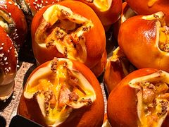 熔岩芝士香肠碱水球-B&C黄油与面包·THE GARDEN BAKERY概念店(世纪汇店)