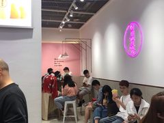 等位区-果呀呀(国金街店)