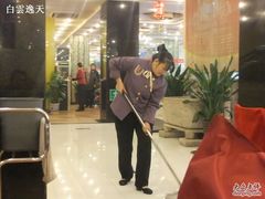 辛苦的保洁阿姨-金百万烤鸭店(马甸店)