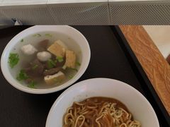 -松树干拌面店