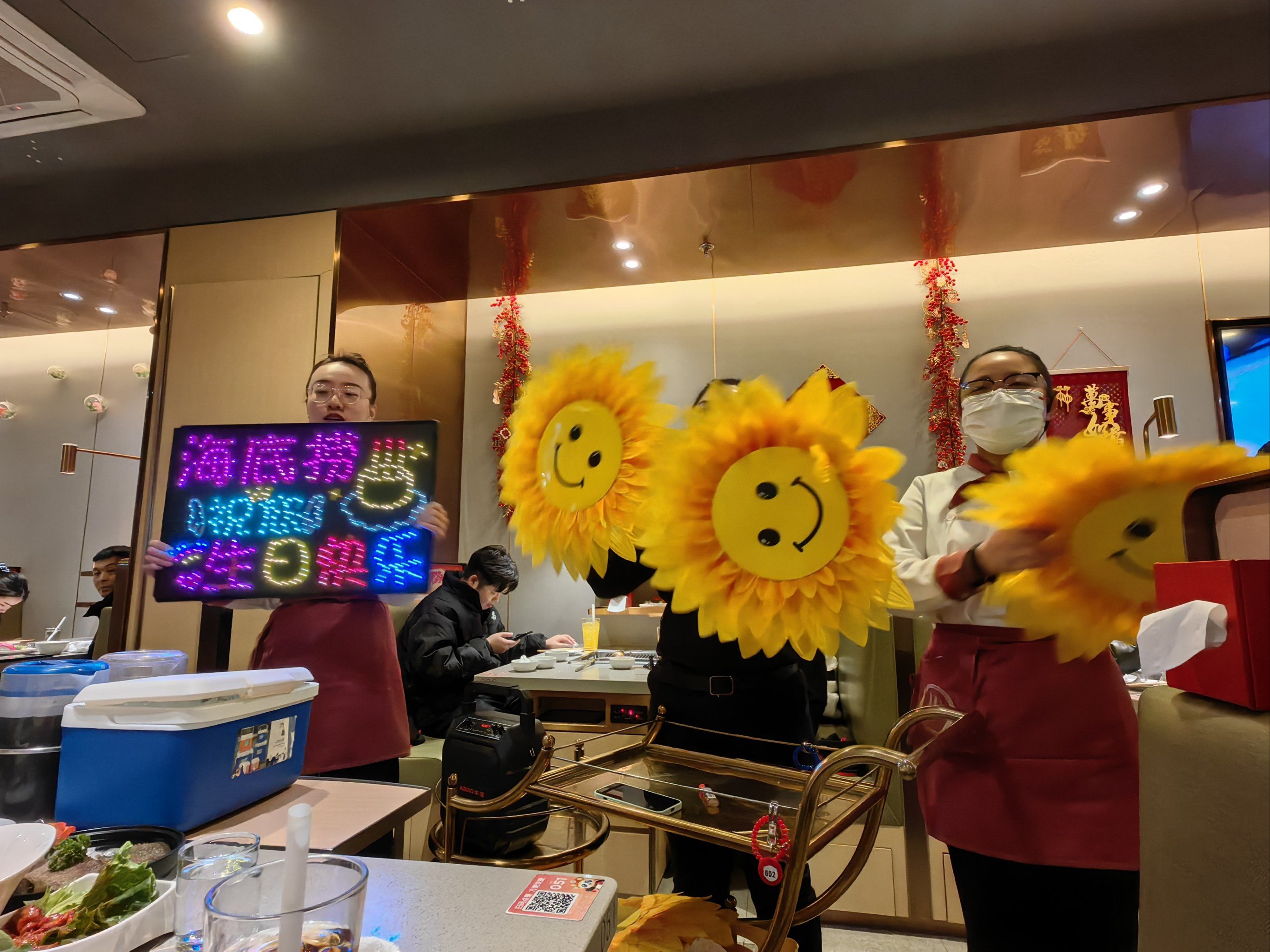 来大西洋银泰城海底捞过生日,和所有的烦恼说拜