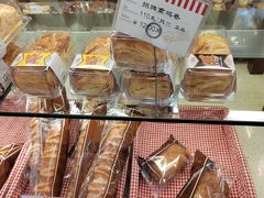 -红宝石·鲜奶小方·海派西点房(南丹店)