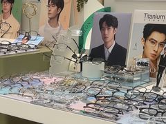 -目上眼镜·蔡司依视路授权(青浦宝龙店)