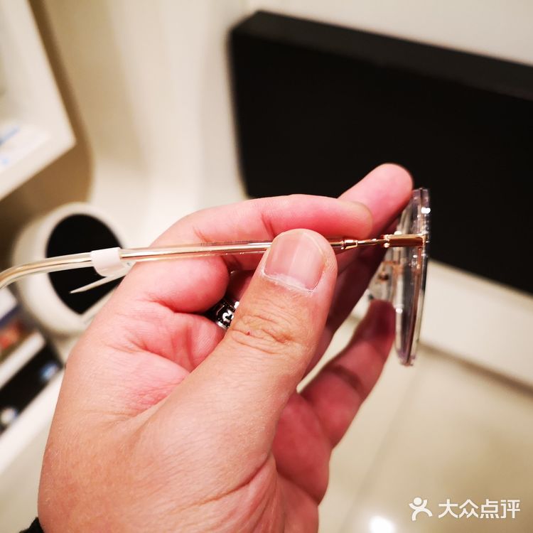 他们家里面的一个品牌花雨伞，她们家的太阳镜是属于啊