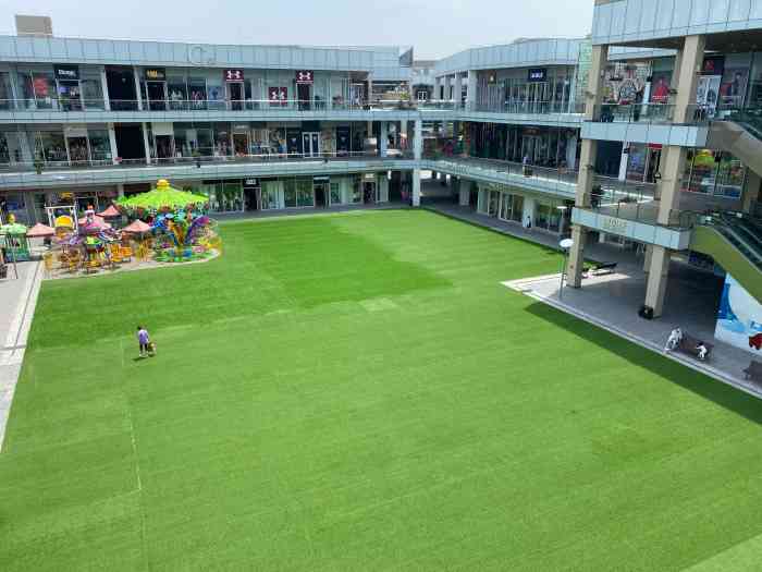 房山长阳地区的最大购物广场区域面积非常大停车场到了周末也是很挤