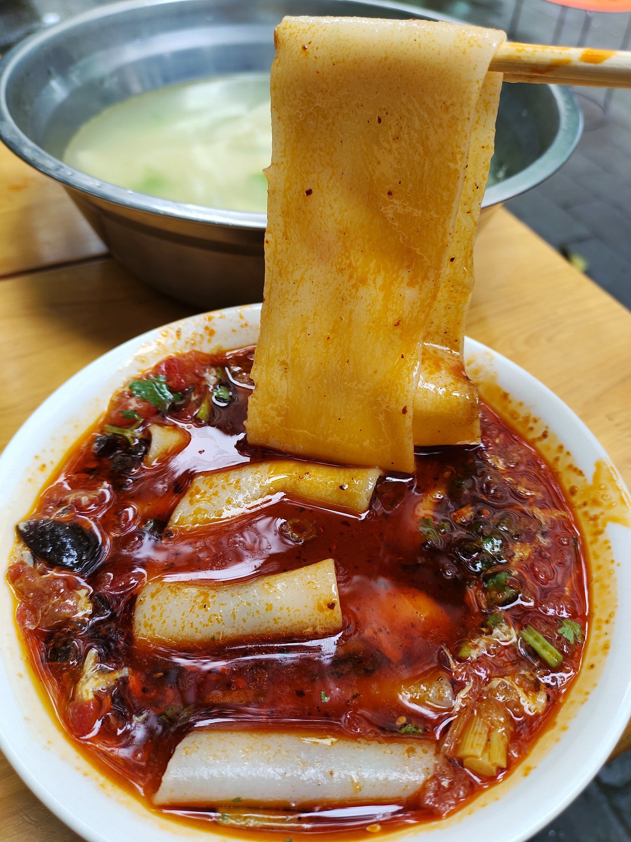 很正经的杨凌蘸水面90
很劲道的宽面90蘸水味道很正宗
吃起来