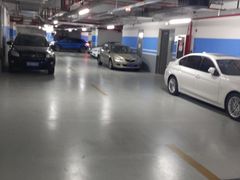 -绿地缤纷城-停车场