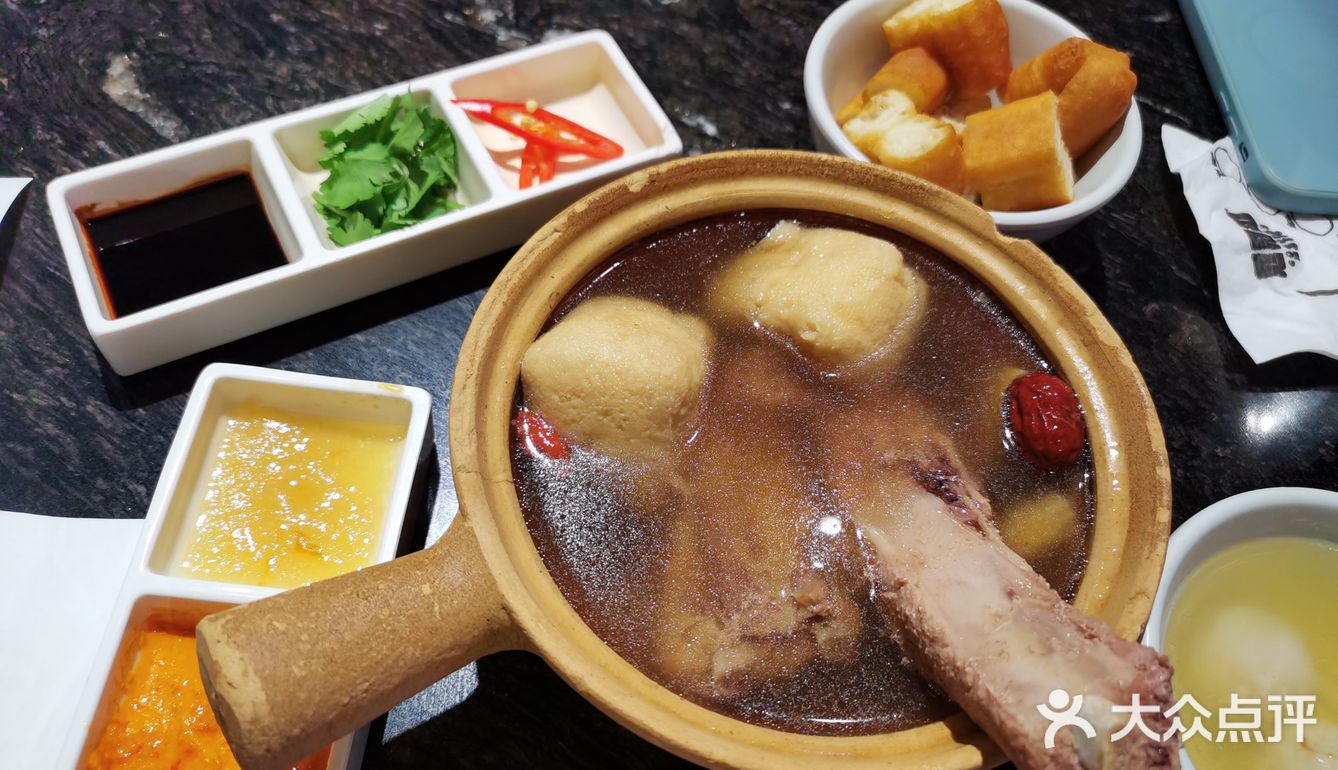 中午直接到芮欧觅食。一眼就看中这家新加坡餐厅