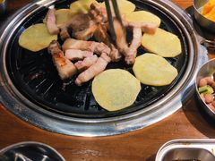 厚切猪肉-·缸桶屋·韩式牛肋条自助烤肉(西湖D11店)