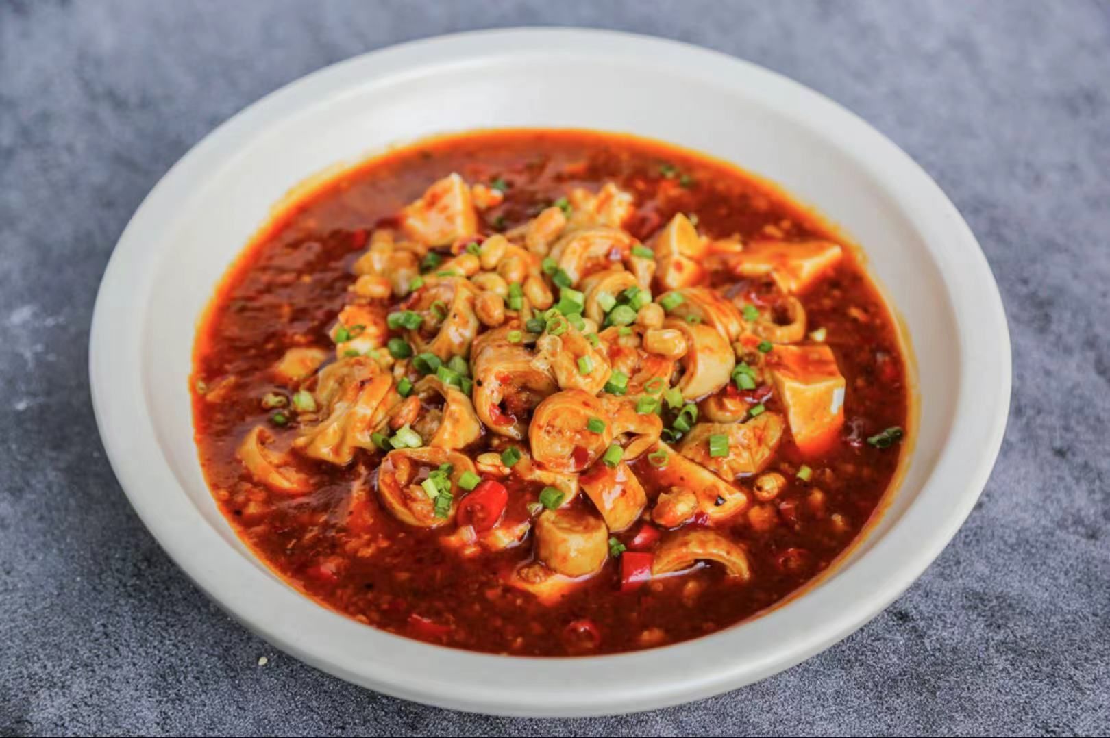 麻辣豆花肥肠,热辣来袭.豆花滑嫩,肥肠软