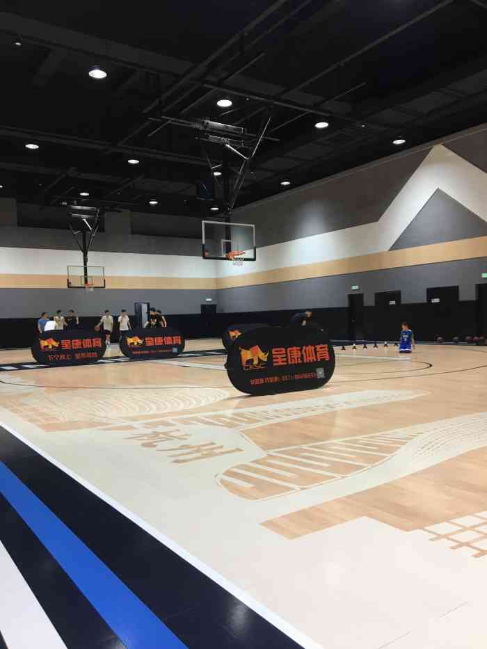 硬核篮球公园(博雅城馆店)-"入口在商场的后门进去 也不算难找 入口进